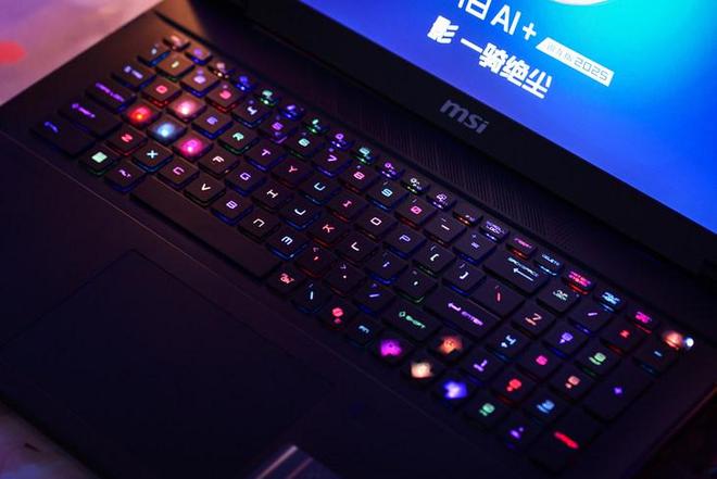 5图赏:高性能笔记本中的“西装暴徒”微星绝影18 AI+ 锐龙版 202(图4) 5图赏:高性能笔记本中的“西装暴徒”微星绝影18 AI+ 锐龙版 202(图4)
